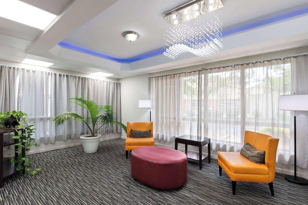 Days Inn by Wyndham Clarksville North photo 2