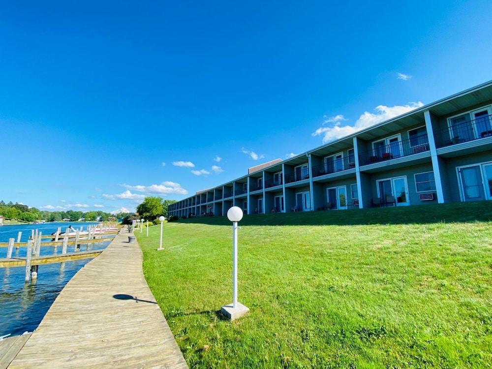 Fleetwood Inn & Suites photo 9