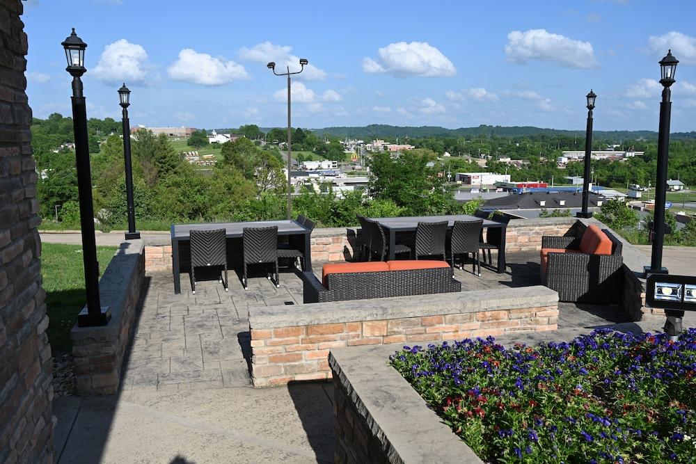 Giles Hotel Inn & Suites photo 36
