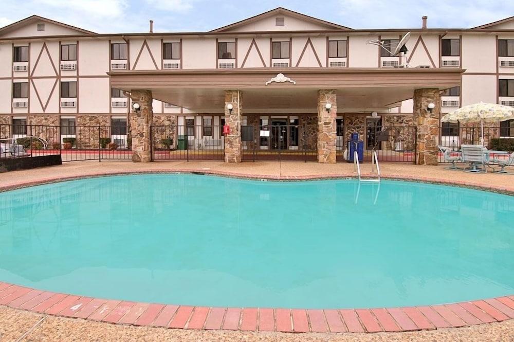 Clarion Pointe photo 2