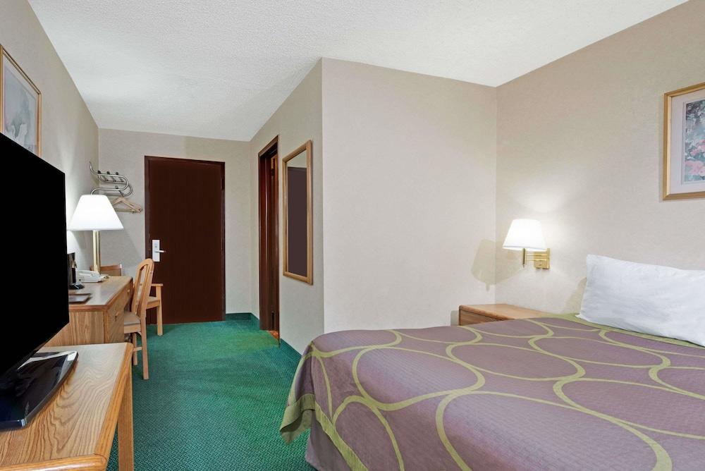 Super 8 by Wyndham Kenmore/Buffalo/Niagara Falls Area photo 9