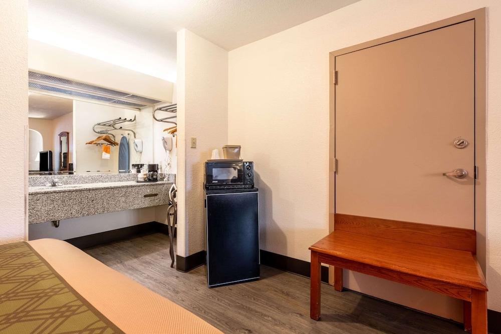 Econo Lodge Inn & Suites Memphis East photo 2