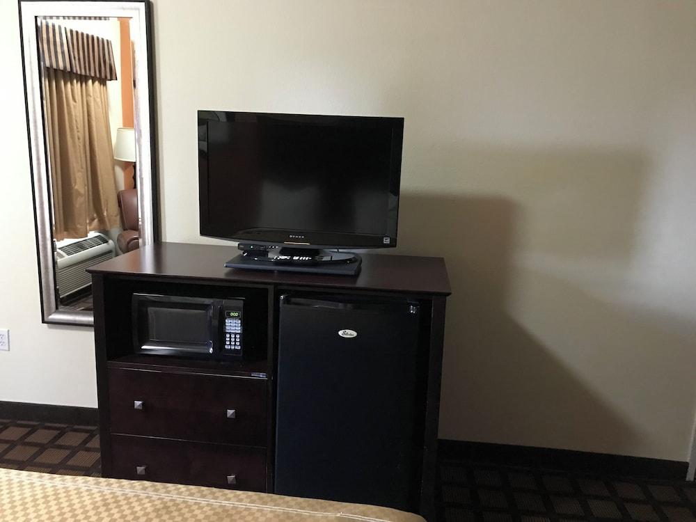 Executive Inn & Suites photo 7