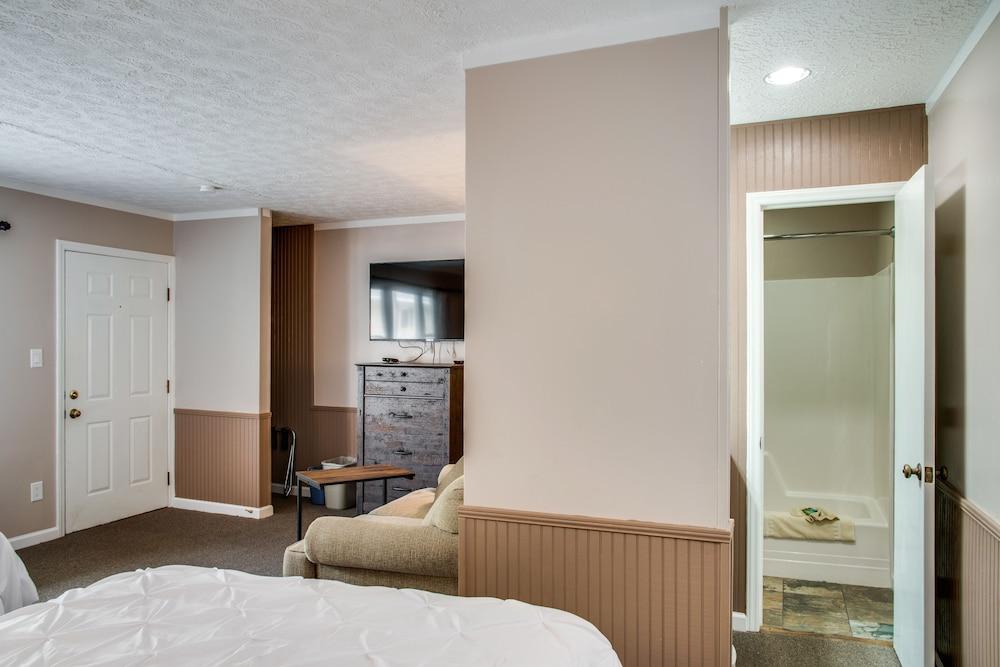 Boxwood Lodge photo 21