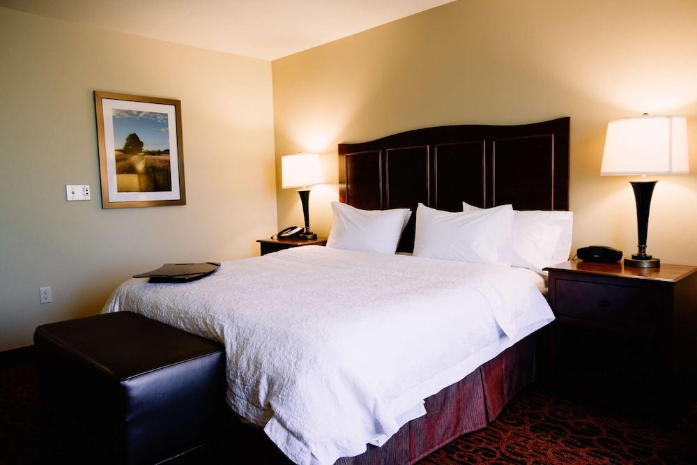 Hampton Inn & Suites Minot Airport photo 15