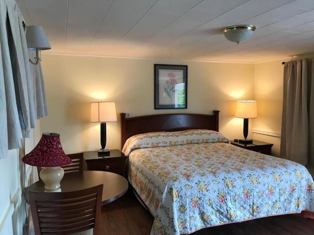 Royal Coach Motor Lodge photo 2