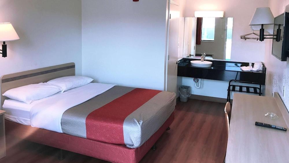 Super 6 Inn & Suites Baton Rouge photo 18