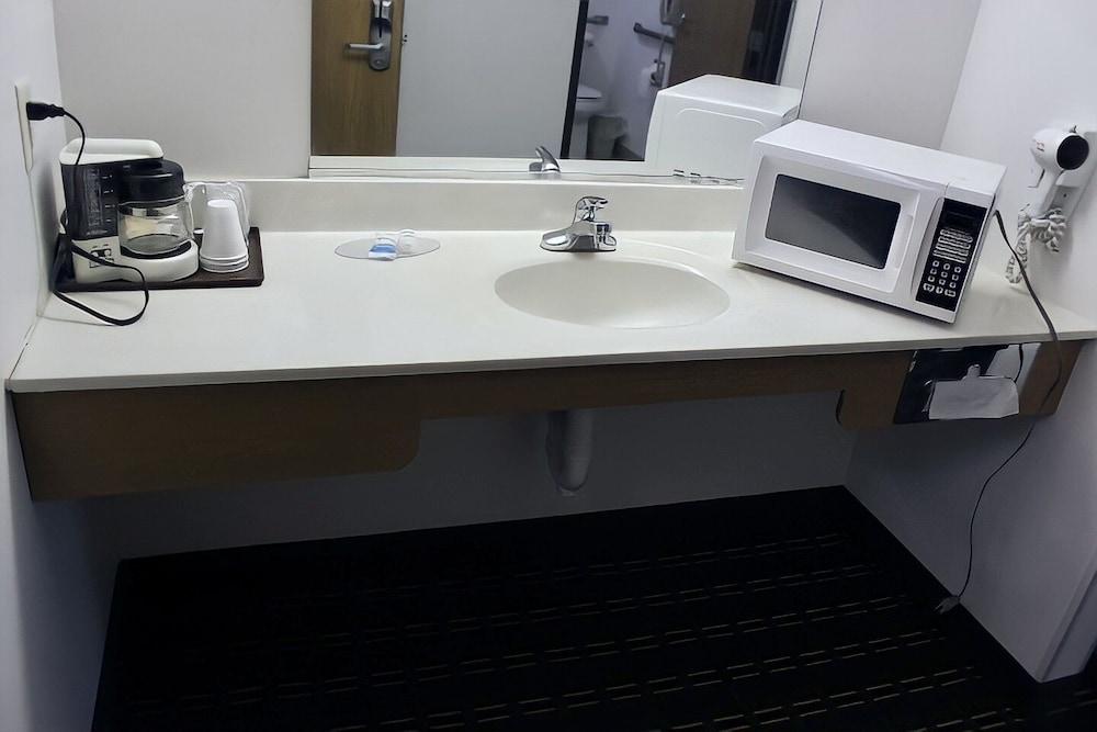 AmeriVu Inn and Suites - Stanley photo 28