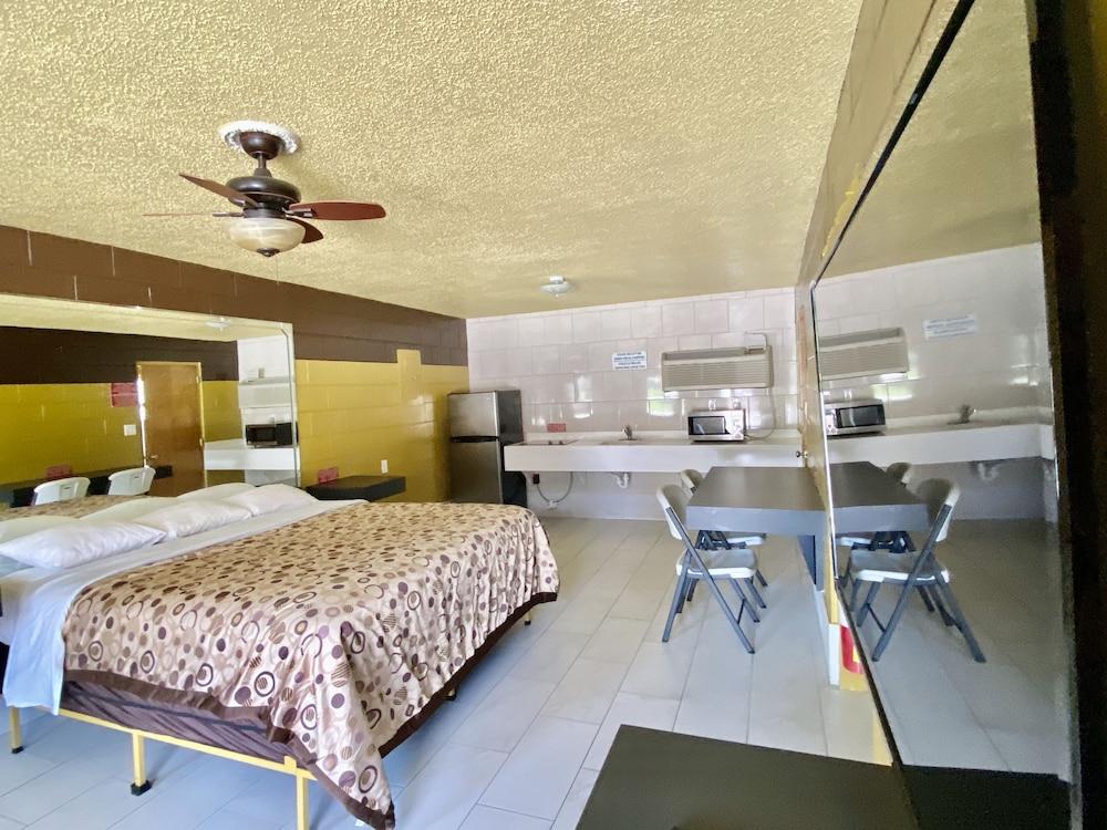 Savannah Inn and Suites photo 3