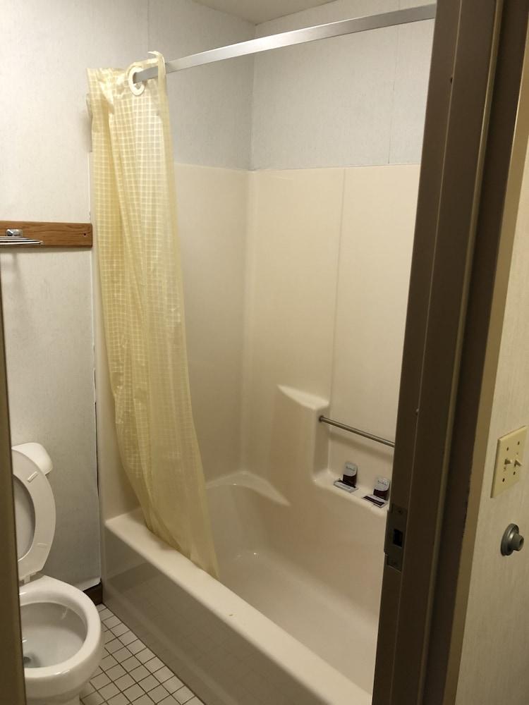 Denison Inn & Suites photo 33