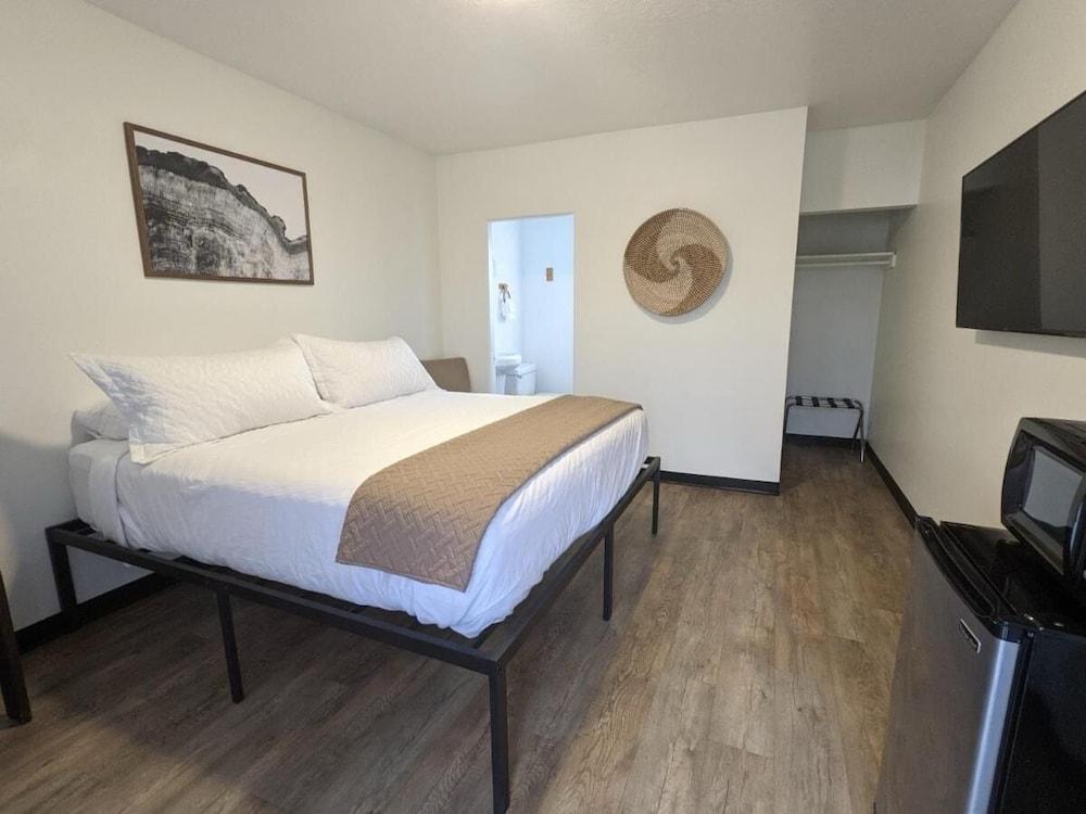 Mac's Motel photo 5