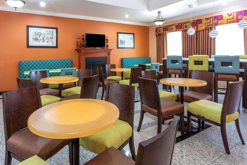 La Quinta Inn & Suites by Wyndham St. Augustine photo 4