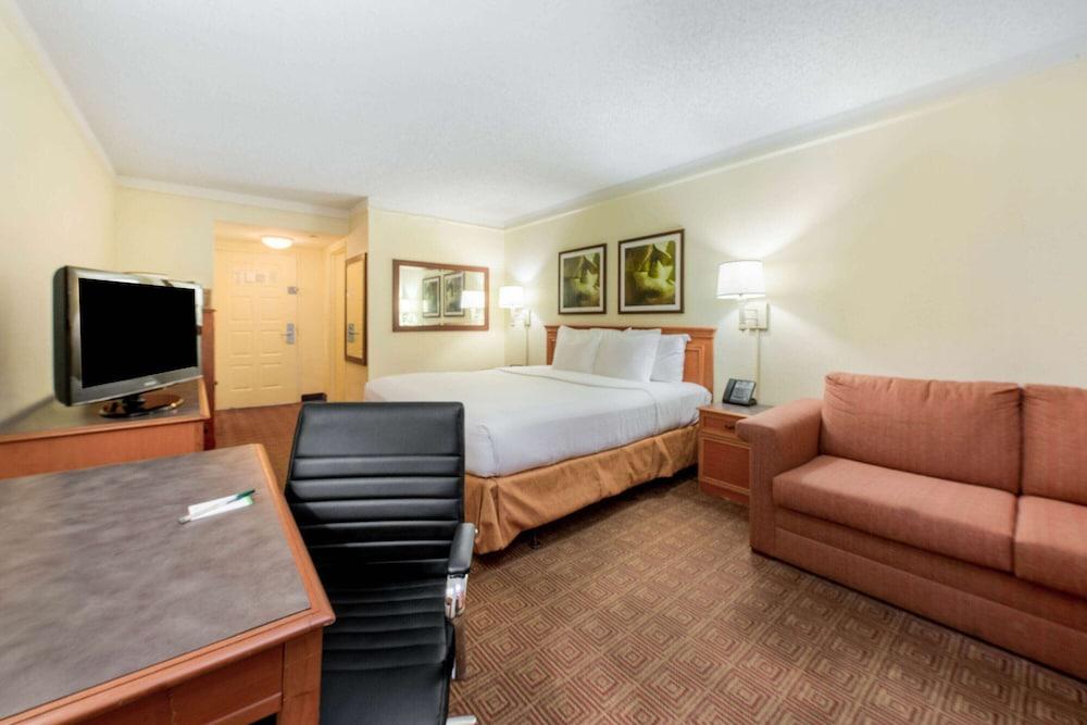 La Quinta Inn & Suites by Wyndham Ft Lauderdale Cypress Cr photo 19