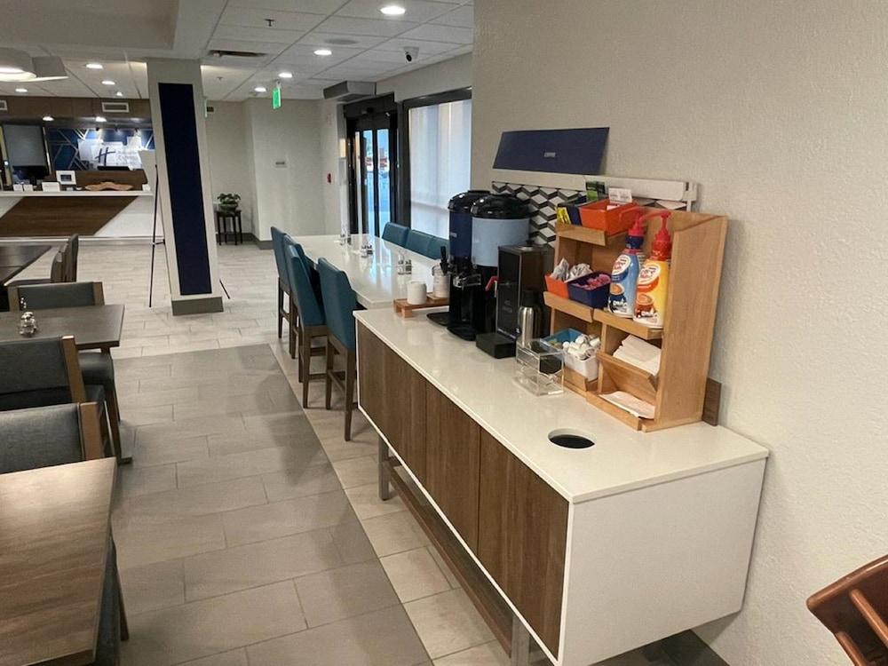 Holiday Inn Express & Suites Ft. Lauderdale N - Exec Airport by IHG photo 49