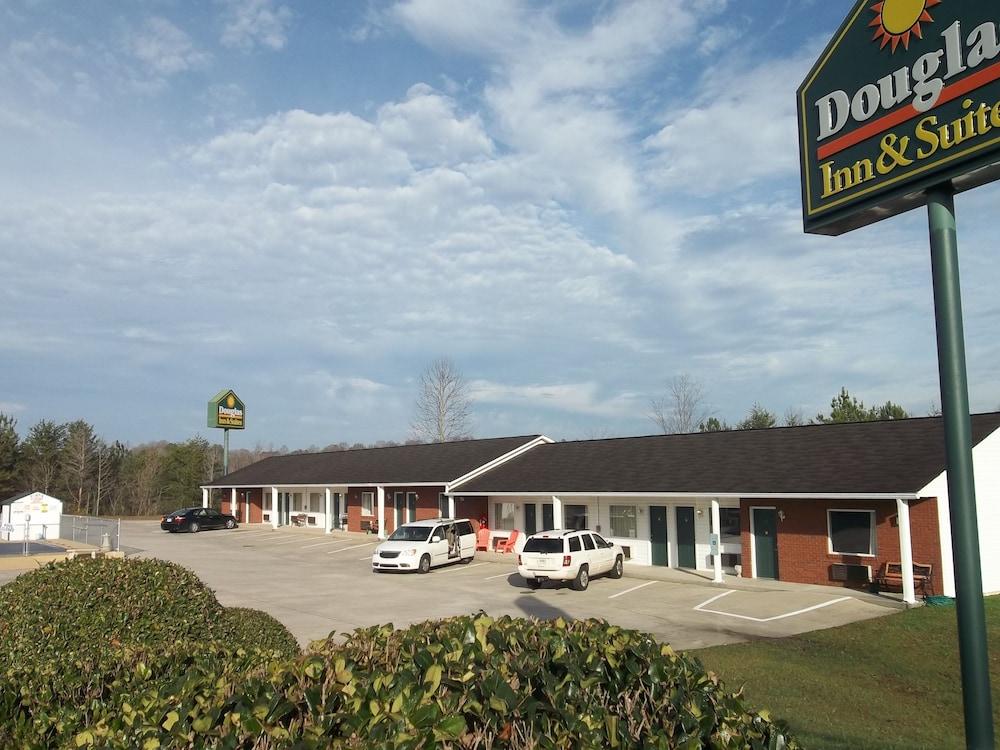Douglas Inn & Suites photo 52