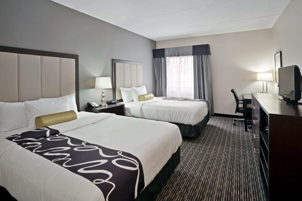 La Quinta Inn & Suites by Wyndham Detroit Metro Airport photo 13