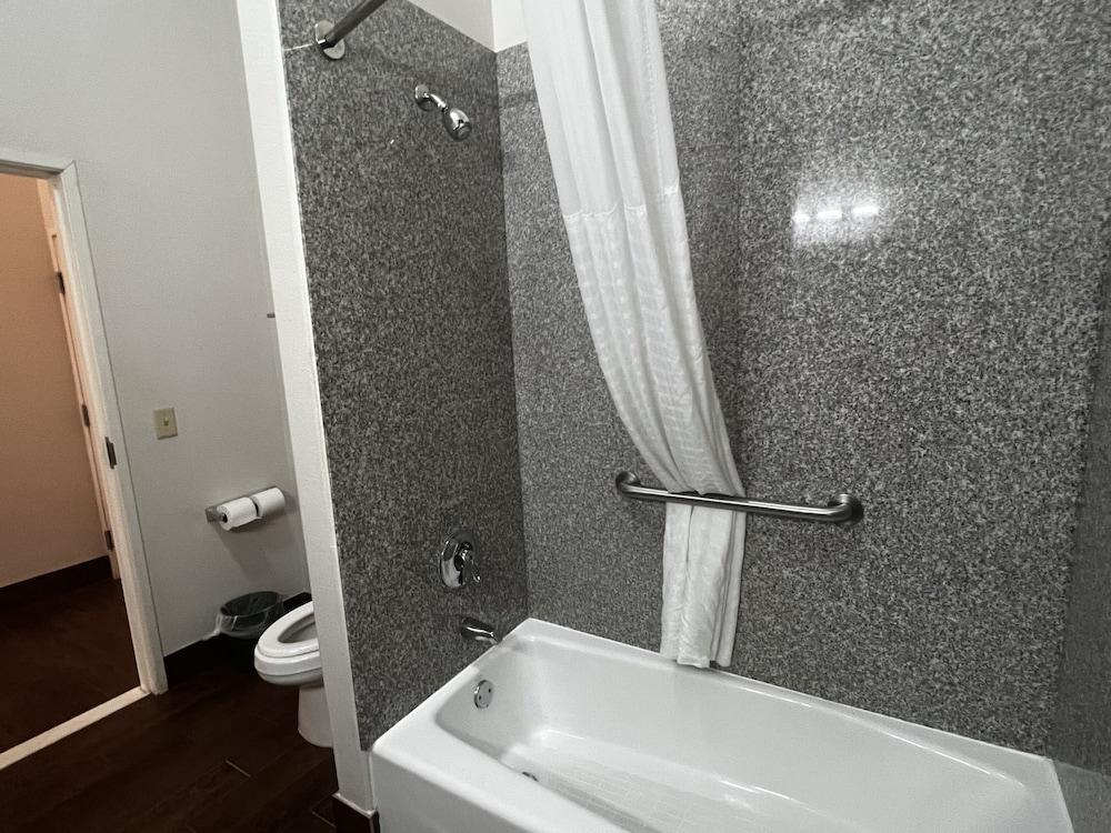 Baymont by Wyndham Brenham photo 38