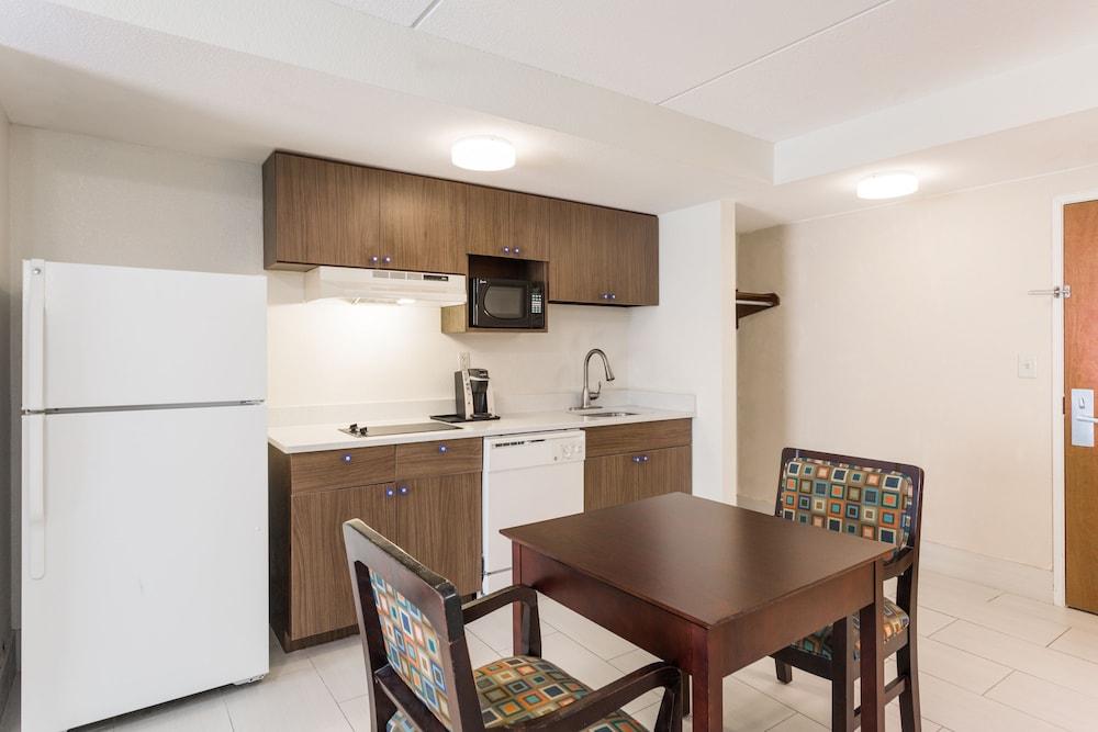 Holiday Inn Express and Suites - Petersburg - Fort Lee by IHG photo 8