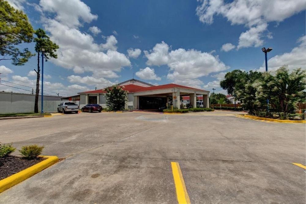 Executive Inn & Suites photo 14