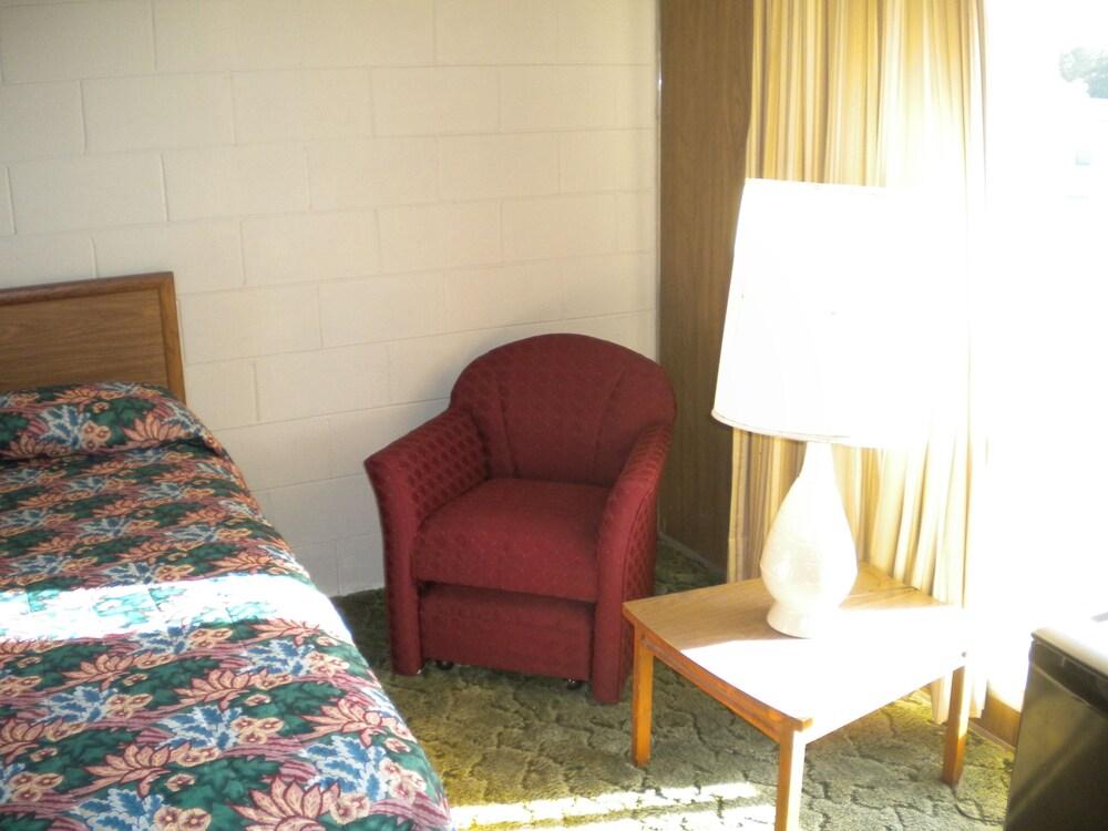 Budget Lakeview Inn photo 3