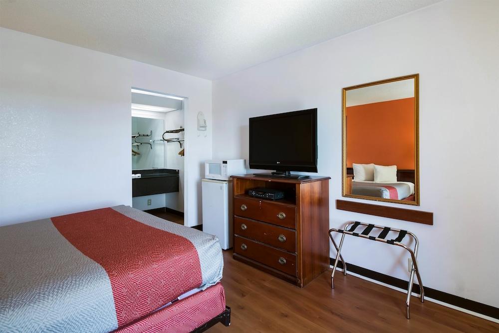 Econo Lodge photo 7