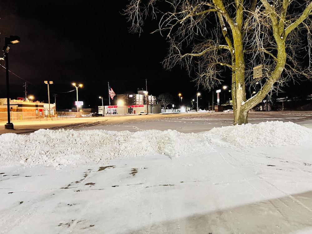 Super Inn by OYO Lansing MI photo 29