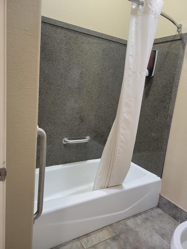 Cotulla Whitten Inn photo 14