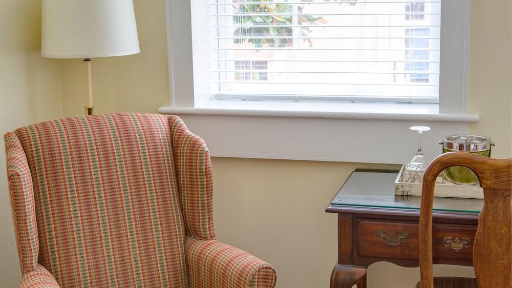 Elliott House Inn photo 14
