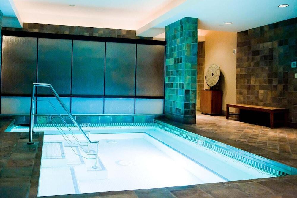 Premium Suite w/balcony at The Signature photo 4