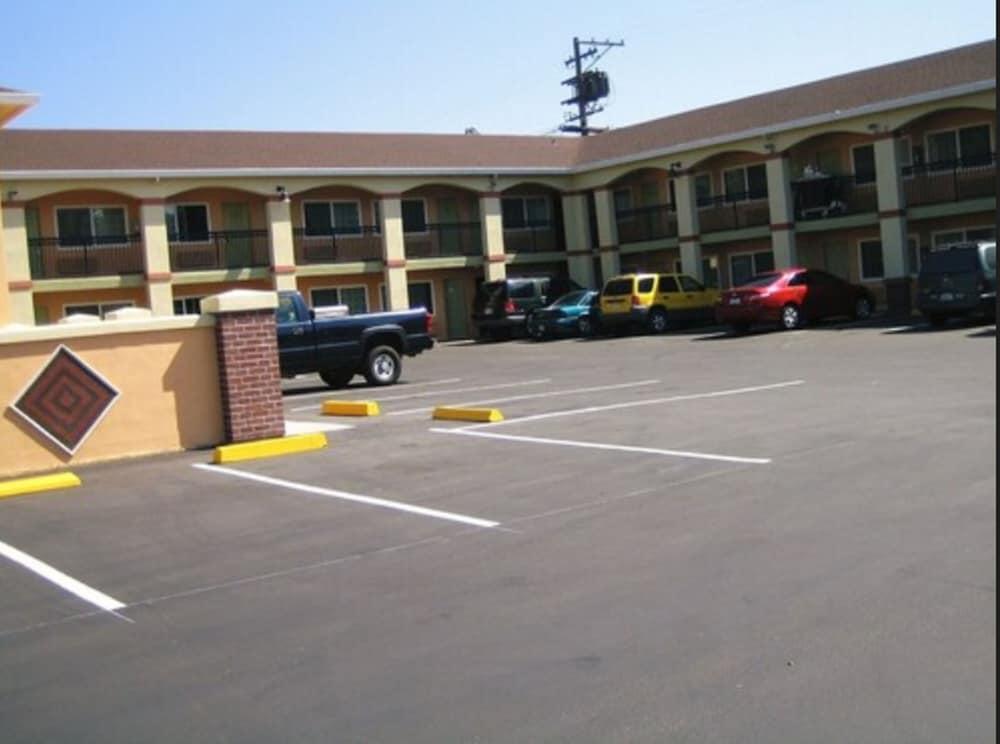 America's Deluxe Inn photo 36