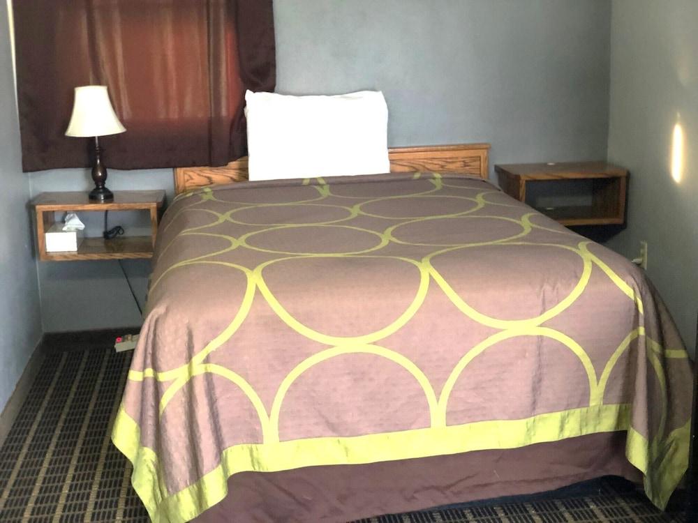 Hawkeye Motel photo 33