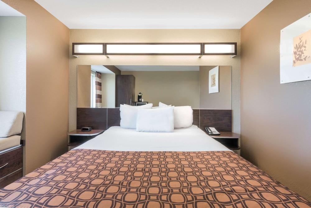 Microtel Inn & Suites by Wyndham Dickinson photo 17