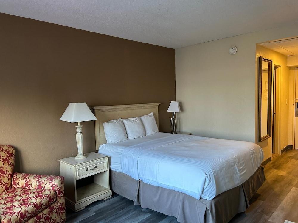 Hilltop Inn & Suites photo 5
