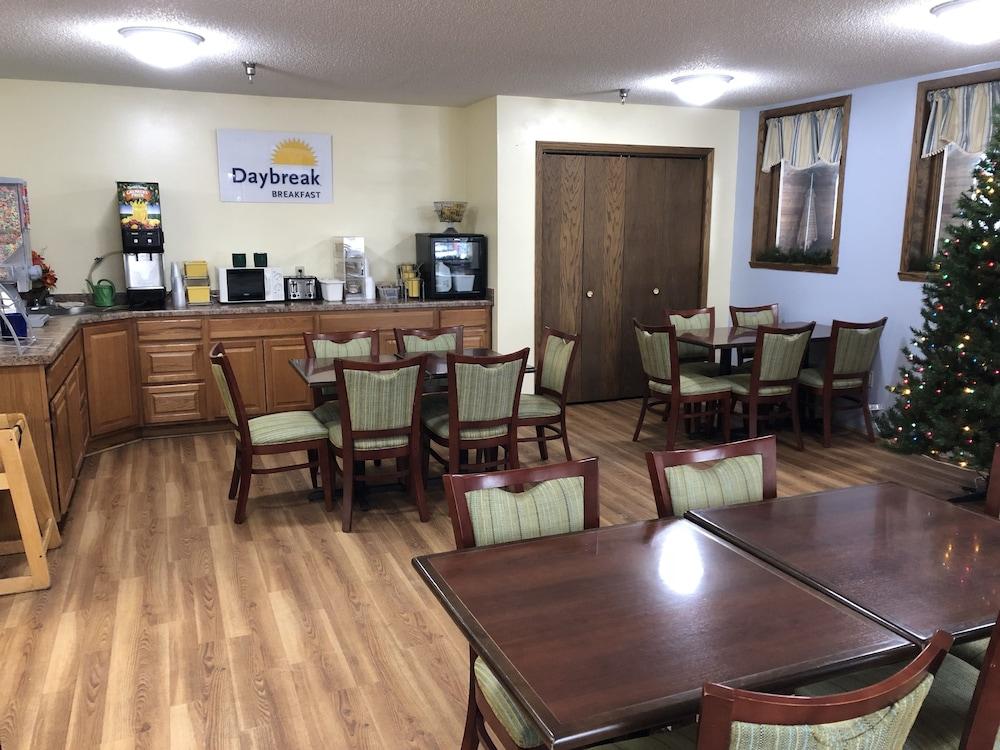 Days Inn by Wyndham Iron Mountain photo 66