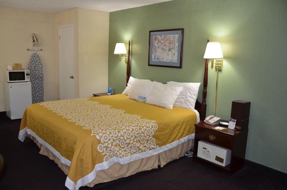 Days Inn by Wyndham Southern Hills/ORU photo 17