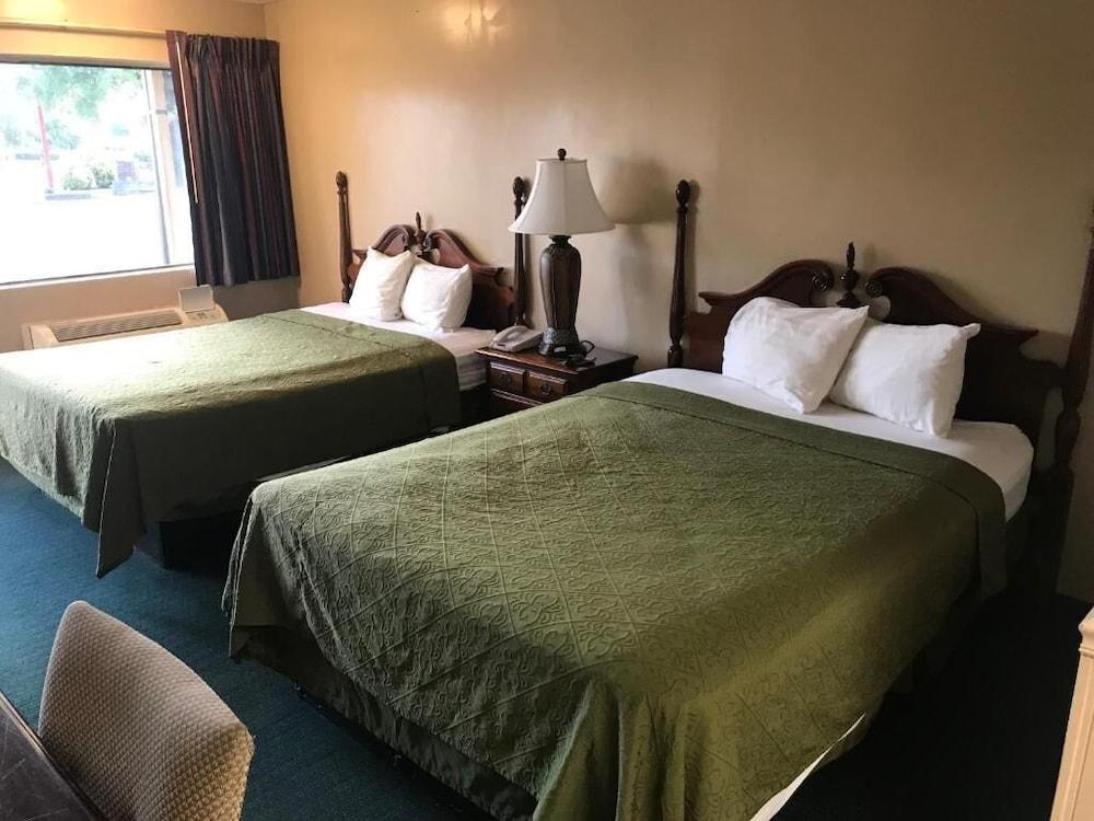 Travelers Inn photo 11
