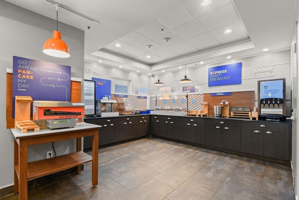 Holiday Inn Express & Suites Gonzales by IHG photo 35