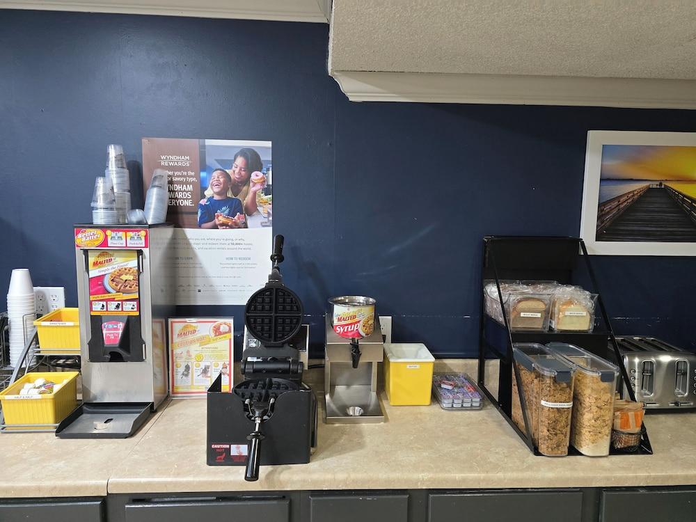 Days Inn & Suites by Wyndham Port Huron photo 35