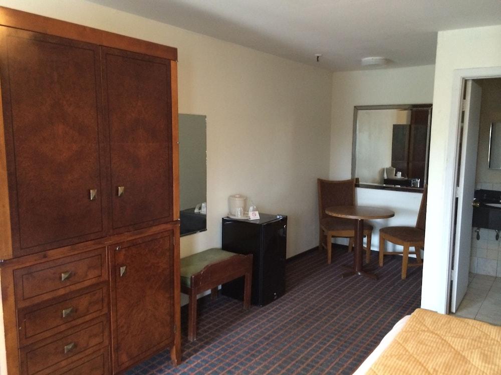Branford Motel photo 23