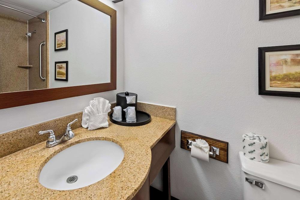 Comfort Inn & Suites Omaha Central photo 29