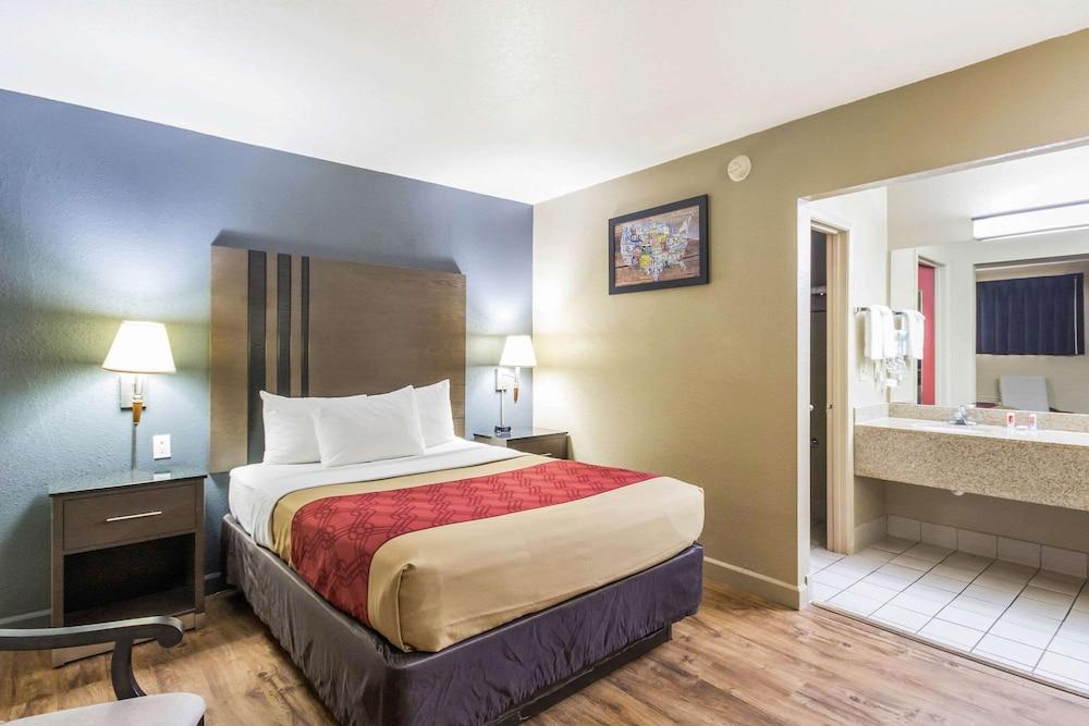 Econolodge Inn & Suites photo 11