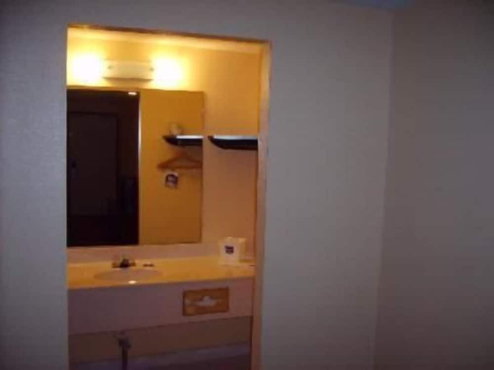 Budgetel Inn & Suites photo 13