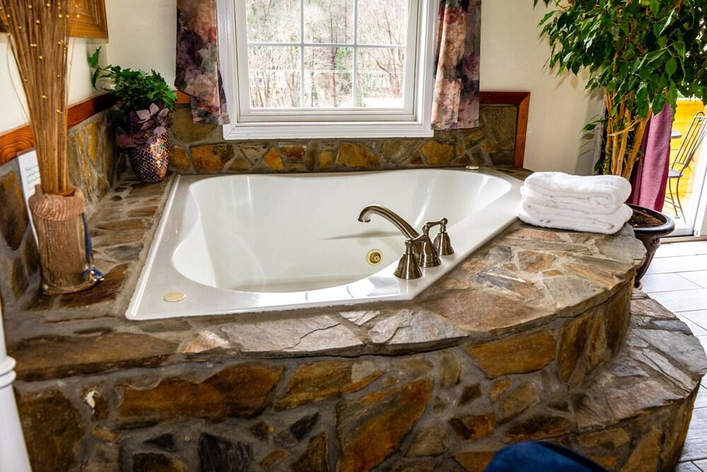 The Chimney Rock Inn & Cottages photo 5