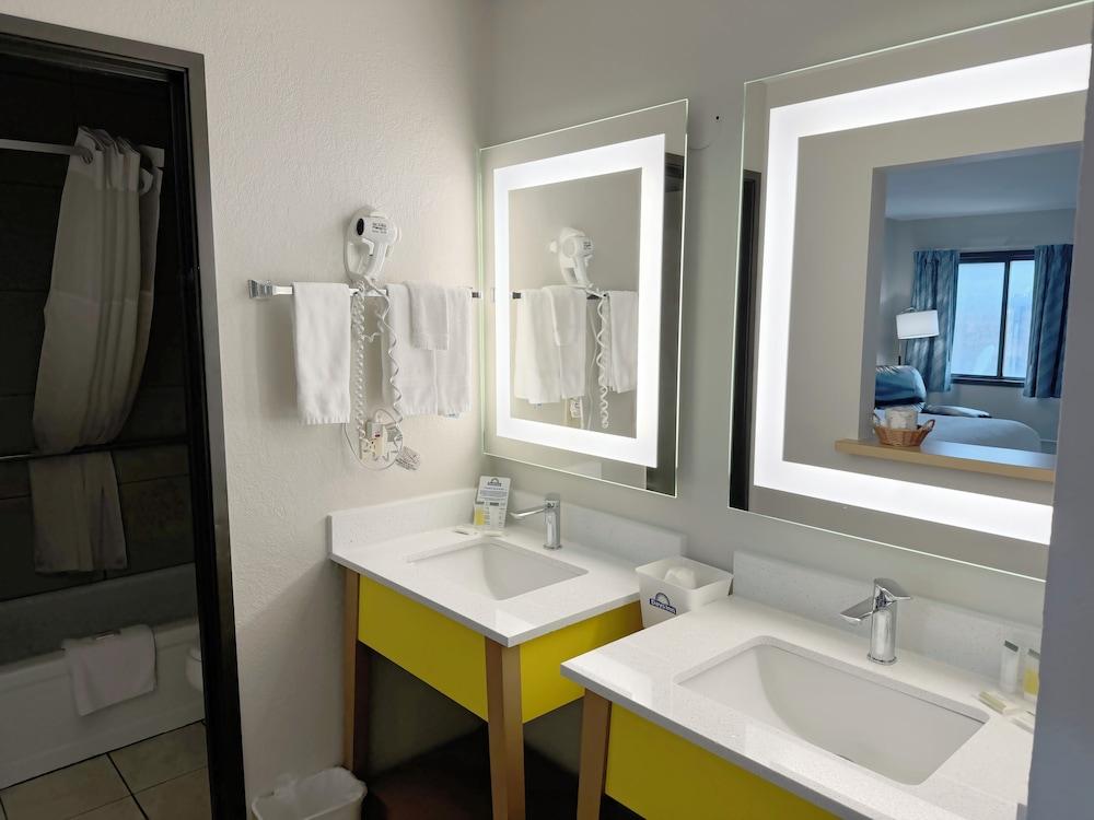 Days Inn by Wyndham Mason City photo 11