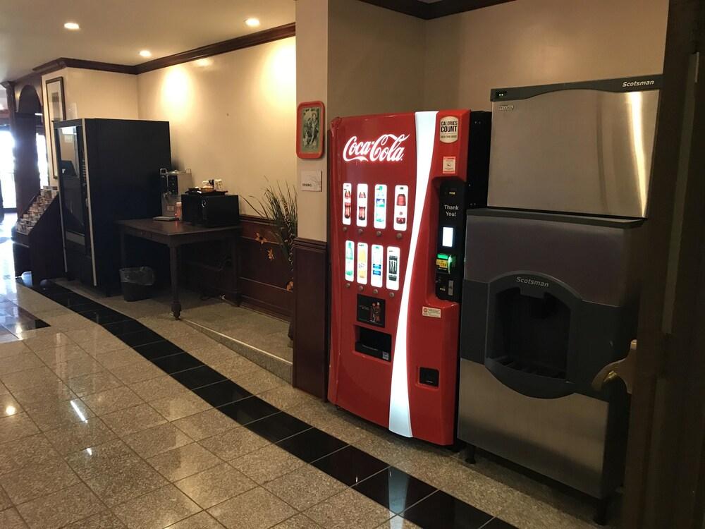 Ramada by Wyndham Albert Lea photo 80