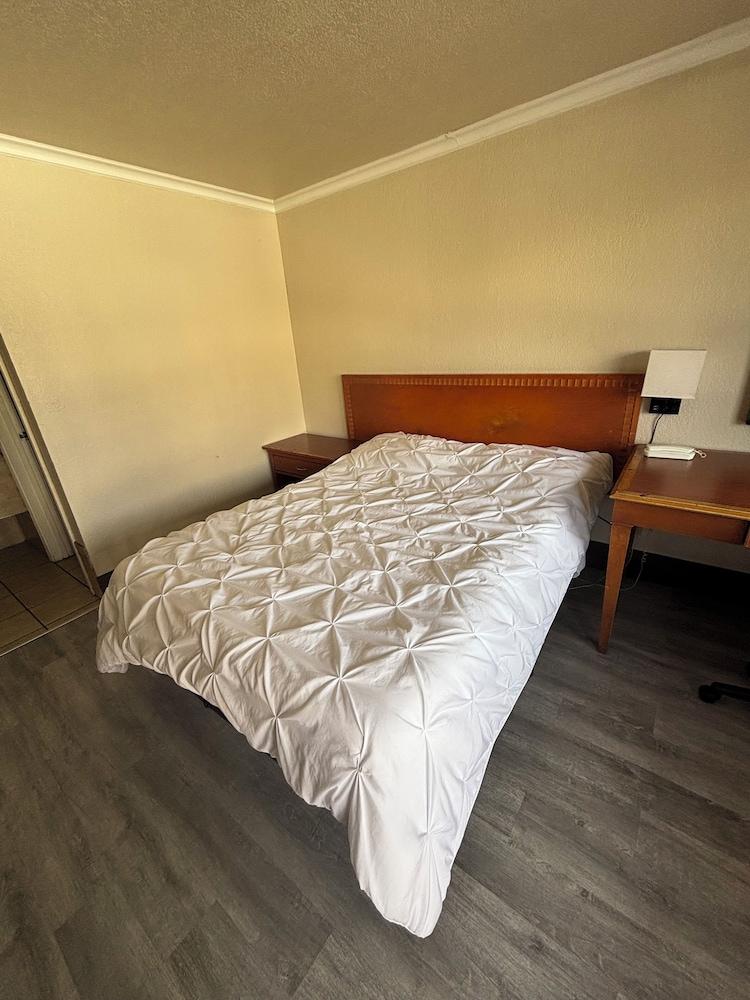 Jet Inn Motel photo 9