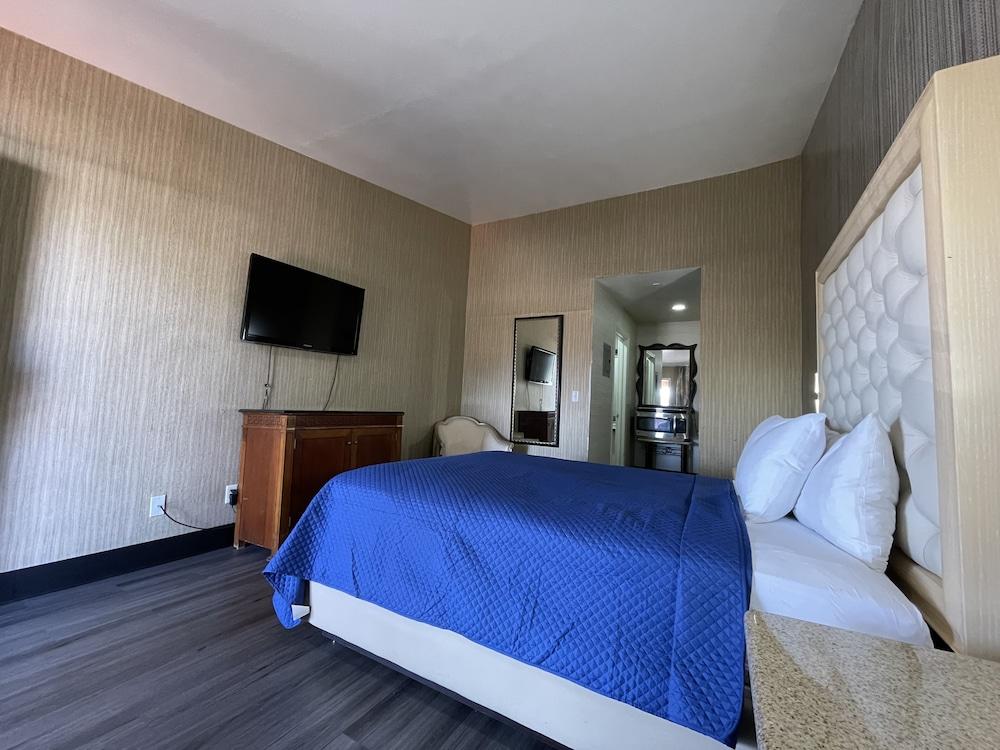 Crown Motel photo 22