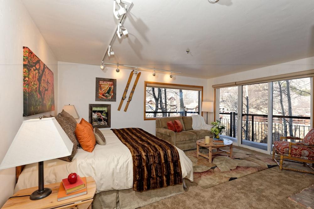 The Crestwood Condominiums photo 10