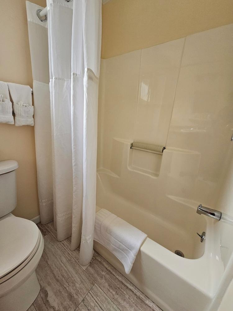 Capt.'s Inn & Suites photo 42