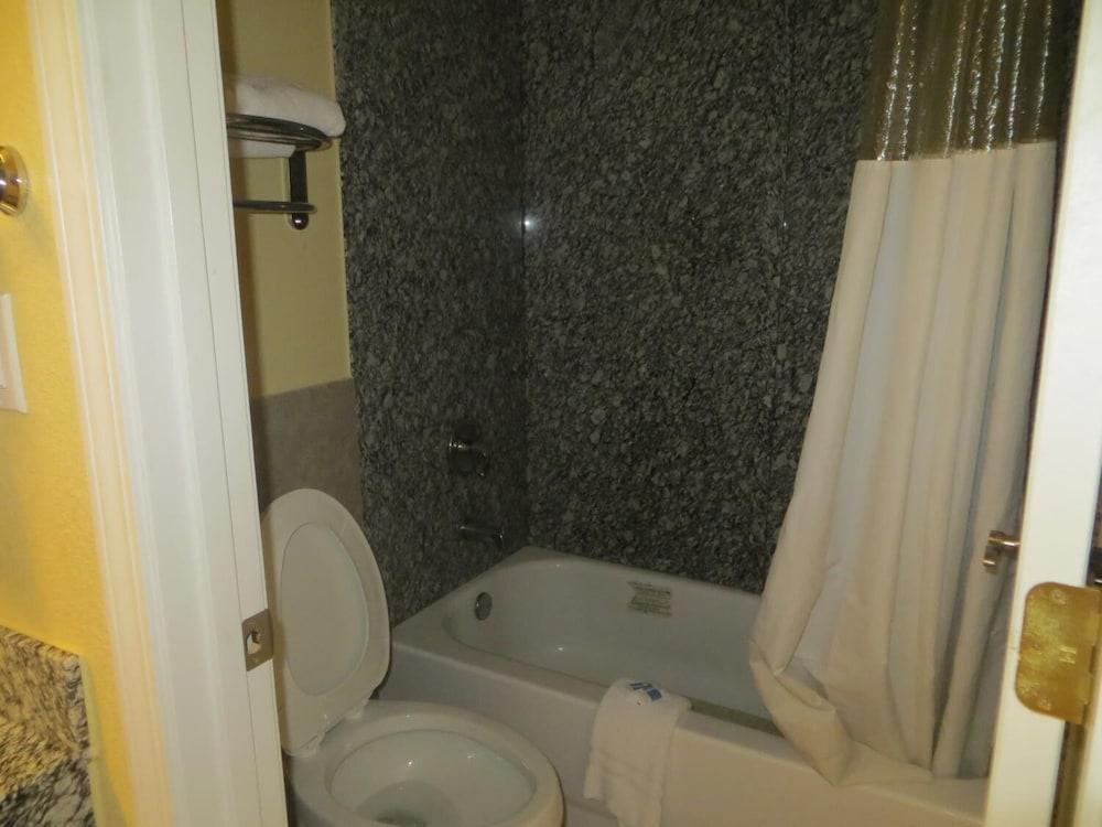Hallmarc Inn photo 17